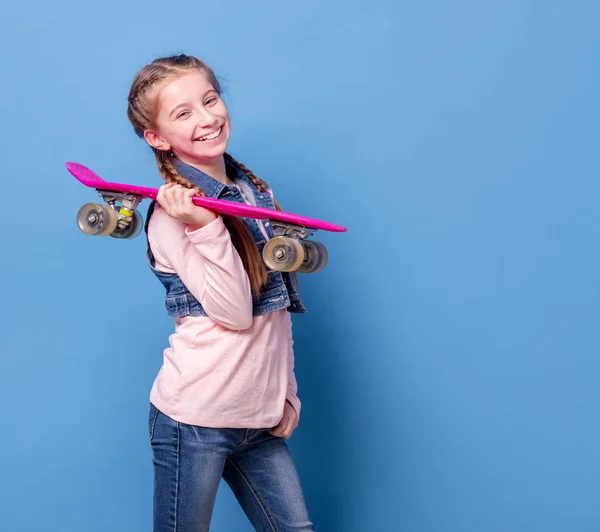 Dospívající dívka s růžovou skateboard — Stock fotografie