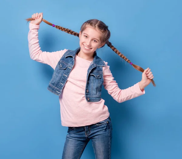 Junges Teenager-Mädchen mit französischem Zopf — Stockfoto