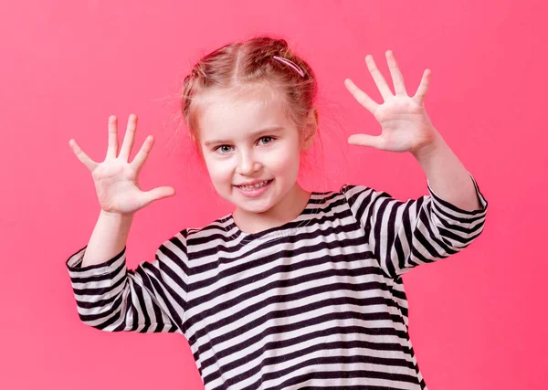 Loira menina mostrando suas palmas — Fotografia de Stock
