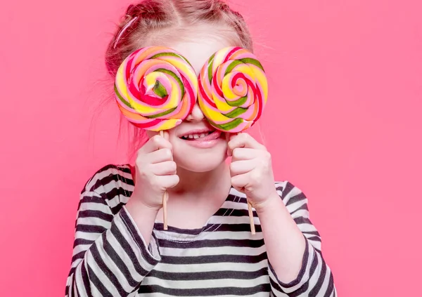 Retrato de niña pequeña con piruletas — Foto de Stock