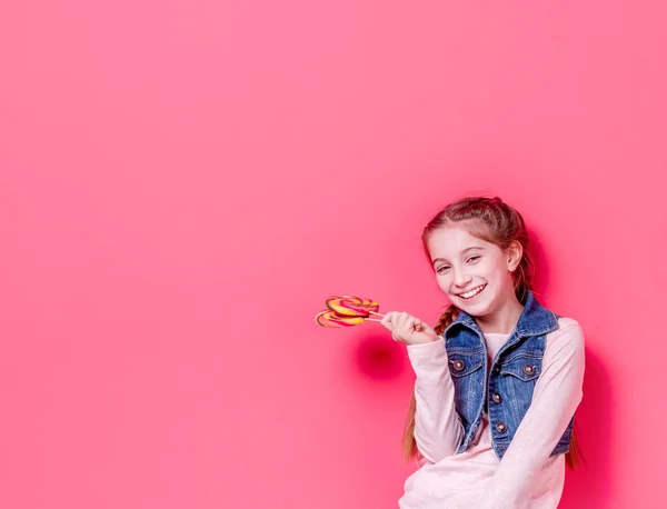 Menina adolescente com pirulito de doces coloridos — Fotografia de Stock