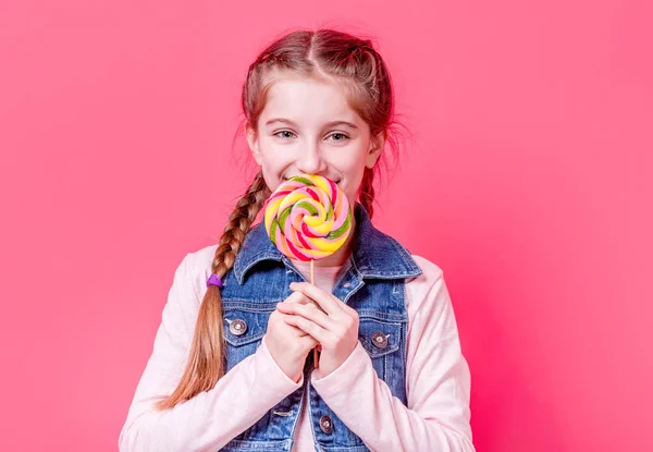 Adolescente avec sucette de bonbons colorés — Photo