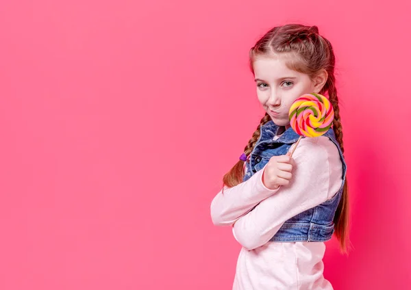 Dospívající dívka s barevnými candy lollipop — Stock fotografie
