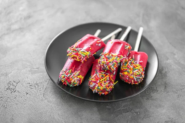 Ghiaccioli con sprinkles, gelato fatto in casa da bacche rosse — Foto Stock