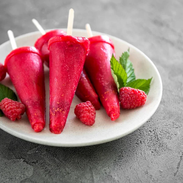 Assiette de glace maison en forme de cônes — Photo