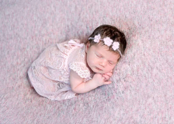 Schöne neugeborene Mädchen im Kleid schlafen — Stockfoto