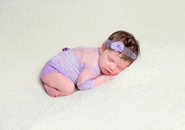 Spädbarn flicka i spets violett outfit — Stockfoto