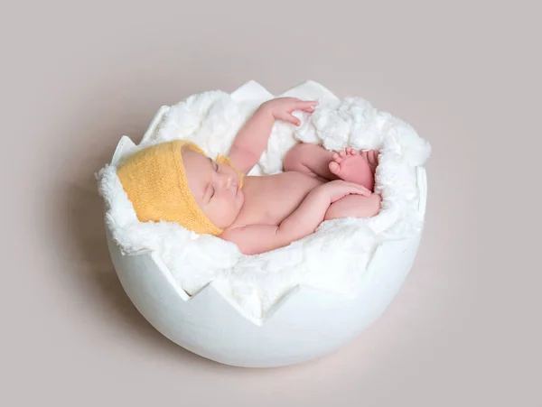 Lilla bebis sover i ägg — Stockfoto