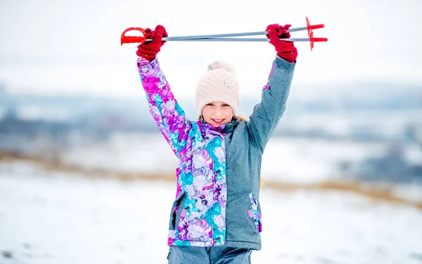 Menina ativa com bastões de esqui — Fotografia de Stock