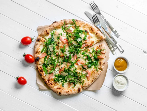 Вид сверху итальянской пиццы на белом фоне — стоковое фото