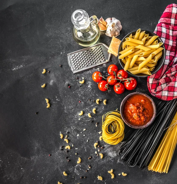 Variedad de pasta sin cocer con especias — Foto de Stock