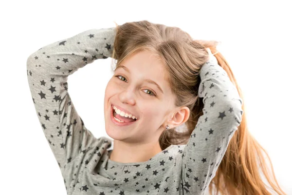 Mädchen lächelt und spielt mit ihren Haaren — Stockfoto