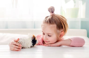 Küçük kız sarılma eskiden şiling şimdi domuz gülümseyen