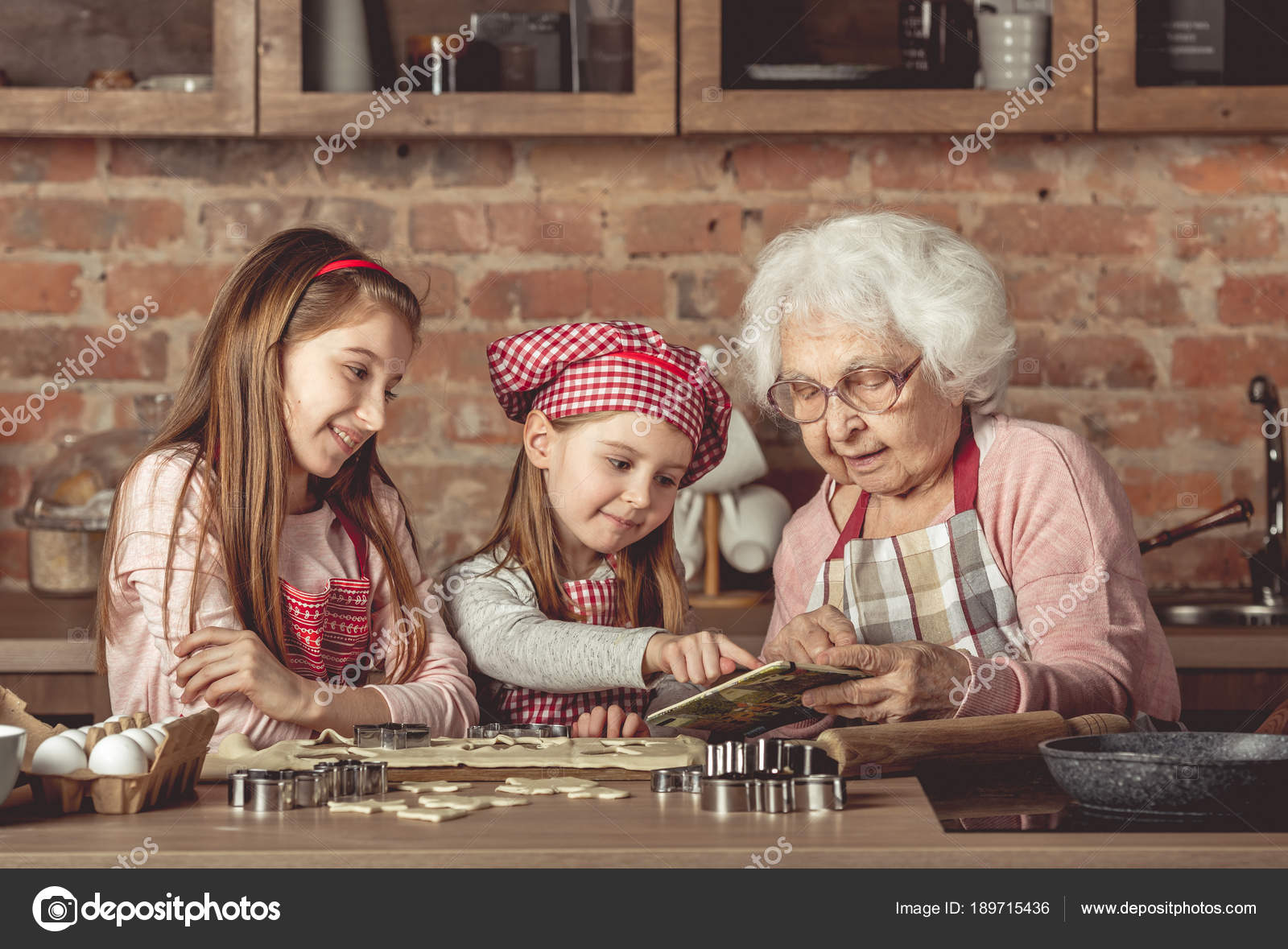 бабушка и внук. бабушка учит внука. бабушка со смартфоном. рассказы бабушка учит внука. рассказы бабушка учит внука.