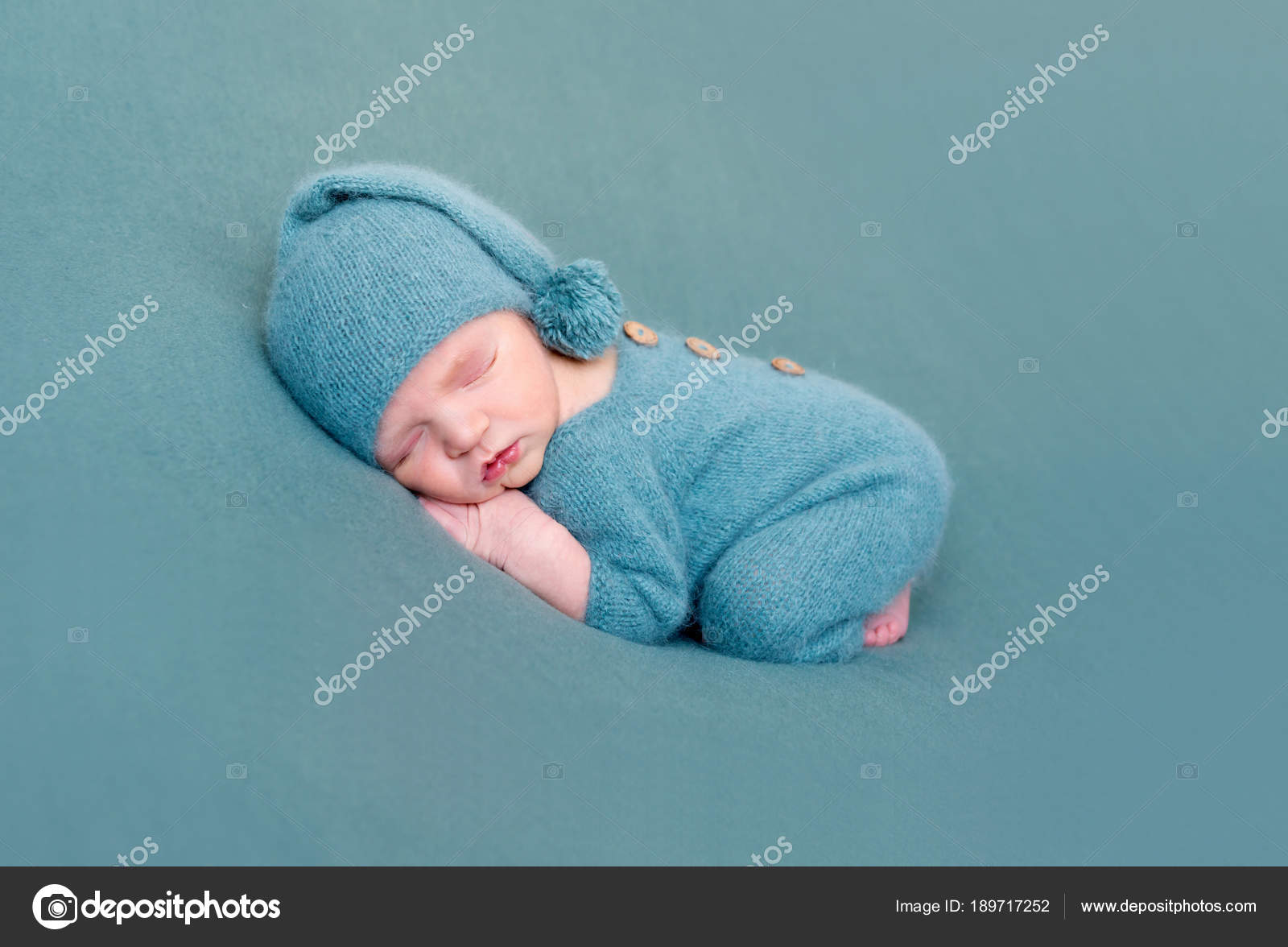 Bambino neonato che dorme in costume di lana con piedi nudi — foto ... Sognare un bambino neonato