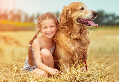köpeğini mutlu küçük kız