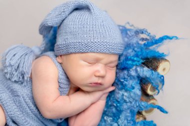 Bebek beşik üzerinde uyku örme sarı Kostüm giymiş