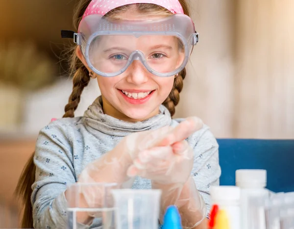 Meisje met kolven voor de Scheikunde — Stockfoto