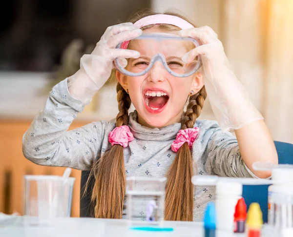 Mädchen mit Fläschchen für Chemie — Stockfoto