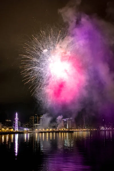 Vuurwerk in de nachtelijke hemel, Bakoe — Stockfoto