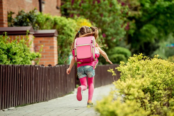 Kleines Mädchen läuft zur Schule — Stockfoto