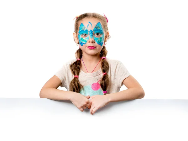 Chica con la cara pintada sosteniendo el papel blanco — Foto de Stock