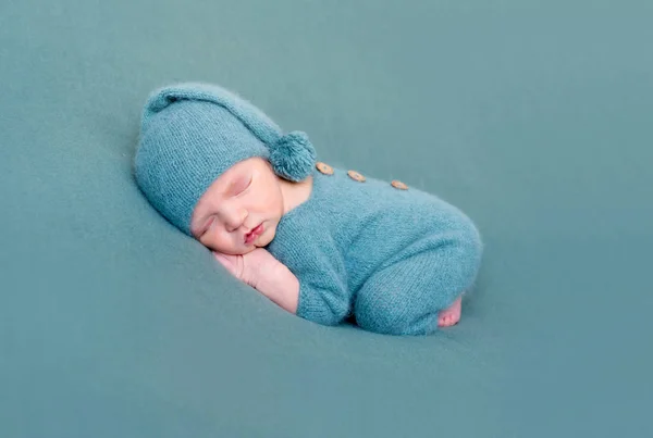 Chłopiec niemowlę dziecko śpiące w wełniane kostium z bosymi stopami — Zdjęcie stockowe