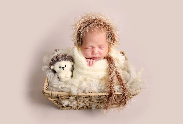 Encantador bebê recém-nascido com bochechas gordinhas dormindo feliz — Fotografia de Stock