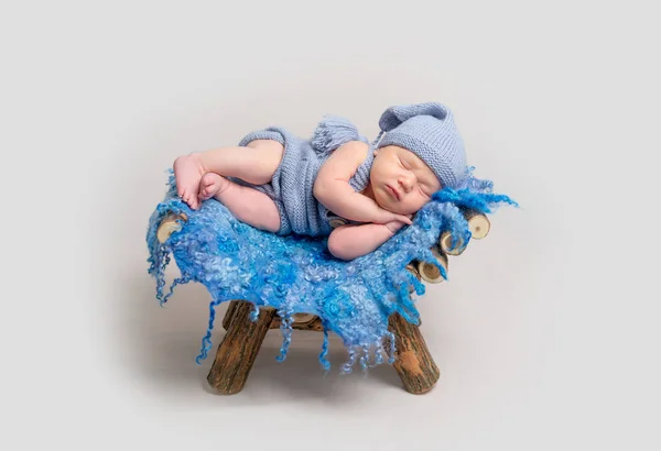 Pequeño niño durmiendo a su lado — Foto de Stock