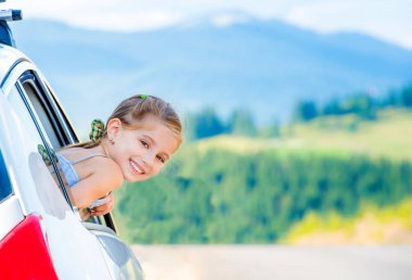 Arabada küçük bir kız portresi