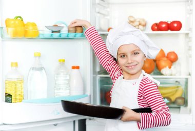 küçük kız yumurta alır 