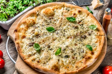 Masada dört peynirli pizza