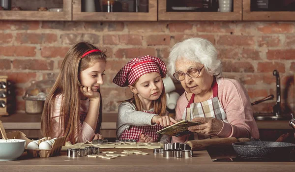 Mormor och barnbarn sprida degen — Stockfoto