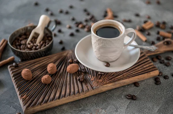 Schwarzer Kaffee mit Bonbons auf Betongrund — Stockfoto