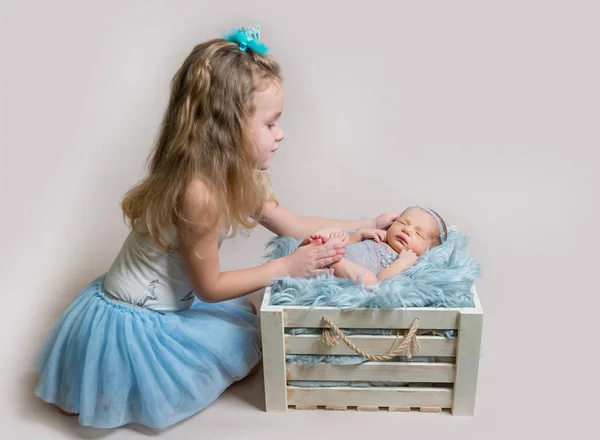 Dziewczynka i jej siostra noworodka — Zdjęcie stockowe
