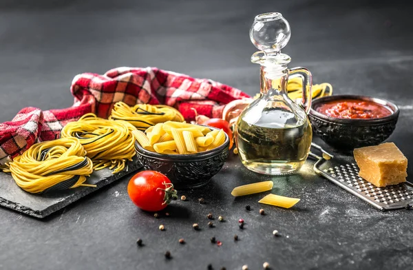 Ingredientes para cocinar pasta italiana tradicional — Foto de Stock
