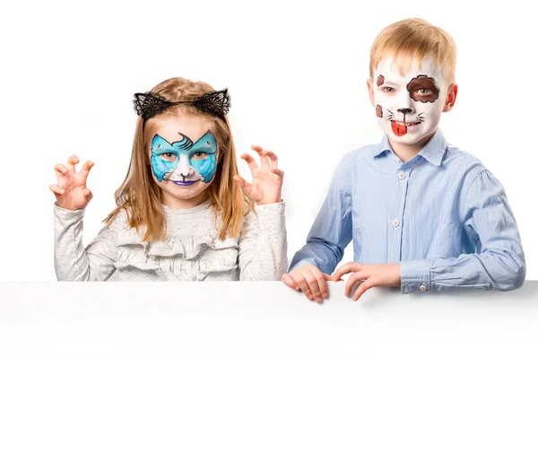 Niño y niña con el arte de la cara sobre fondo blanco —  Fotos de Stock