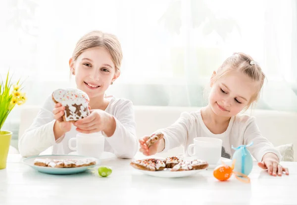 Mãos de crianças tomam biscoitos da mesa — Fotografia de Stock