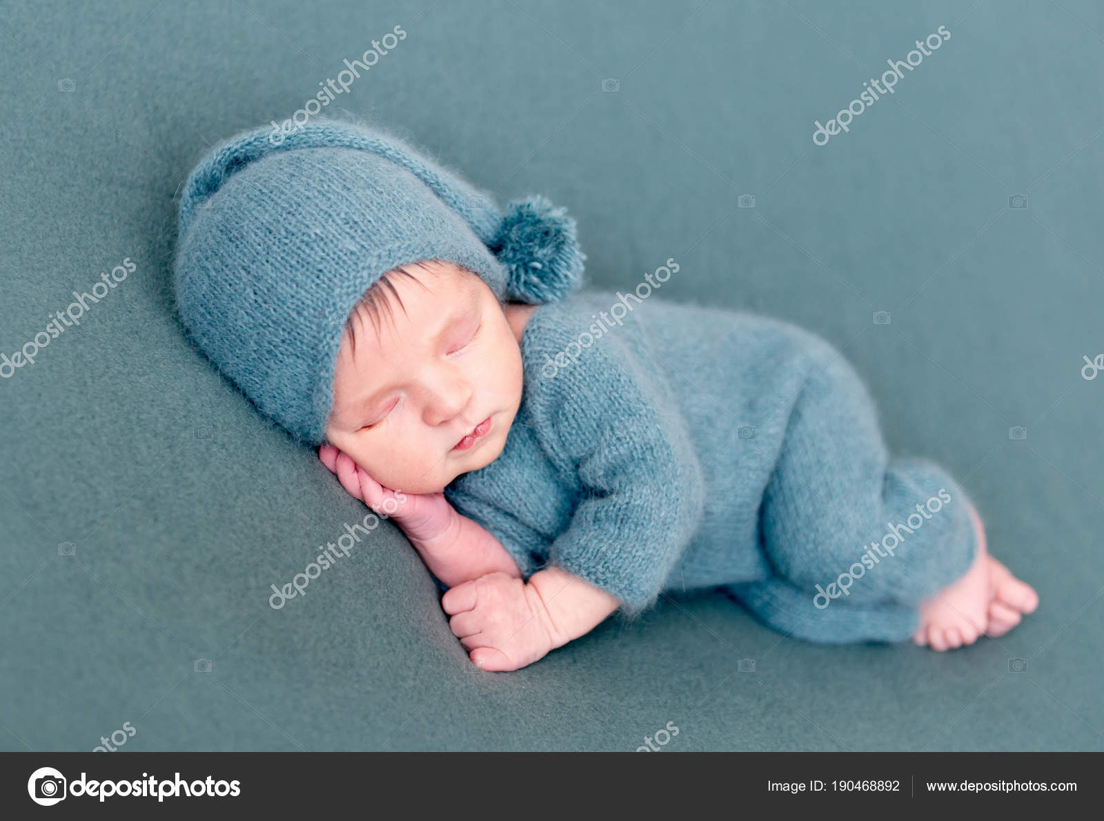 Bambino neonato che dorme in costume di lana con piedi nudi — foto ... Sognare un bambino neonato