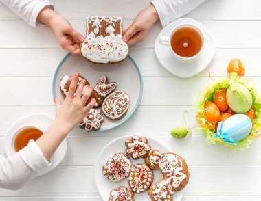 Çocuk alarak tanımlama bilgileri tablosundan eller.