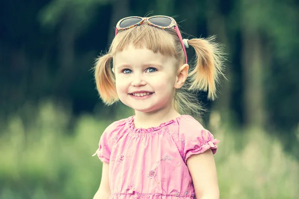 Roztomilá holčička na louce — Stock fotografie
