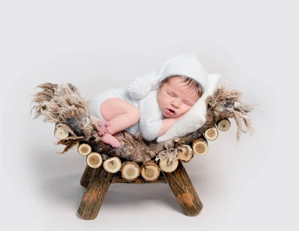 Noworodek śpi na brzuchu, zwinięty w kłębek na niemowlęcym — Zdjęcie stockowe