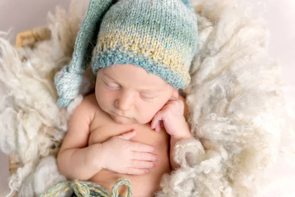 Nahaufnahme Porträt des schlafenden Neugeborenen — Stockfoto