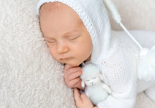Erkek bebek yatmak onun oyuncak — Stok fotoğraf