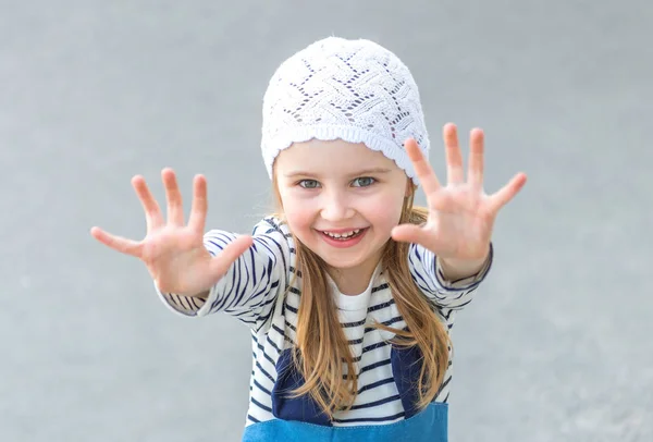 Klein kind bereiken met haar handen — Stockfoto