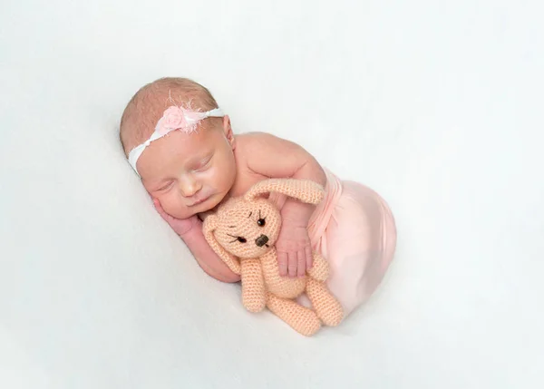 Newborn girl sleeping and cuddling toy — Stock Photo, Image