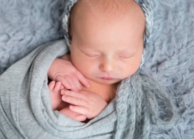 Gri şal uyku yeni doğan bebek