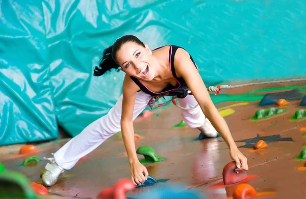 Frauen klettern an einer Wand — Stockfoto