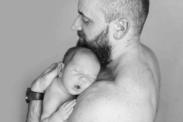 Padre sosteniendo el bebé recién nacido dormido en las manos — Foto de Stock