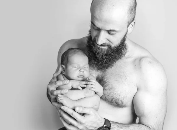 Papa hält und umarmt seinen kleinen Jungen — Stockfoto